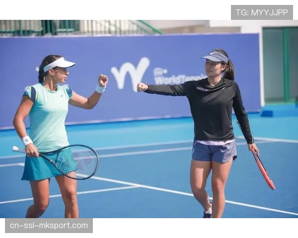 跳水世界杯混合全能赛，一对跨国组合因幽默的同步失误获得全场掌声